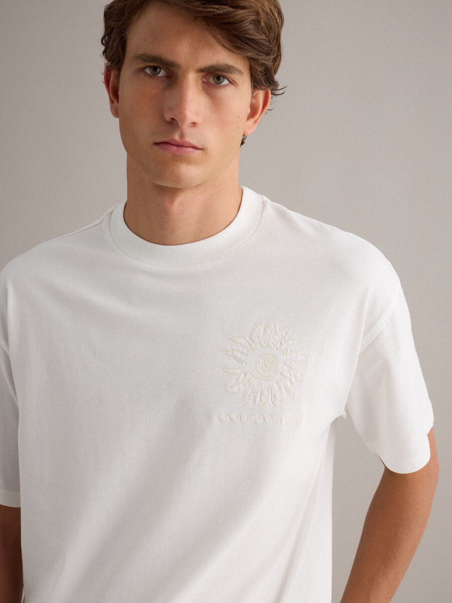 T-shirt in puro cotone bianca relaxed fit con ricamo_0