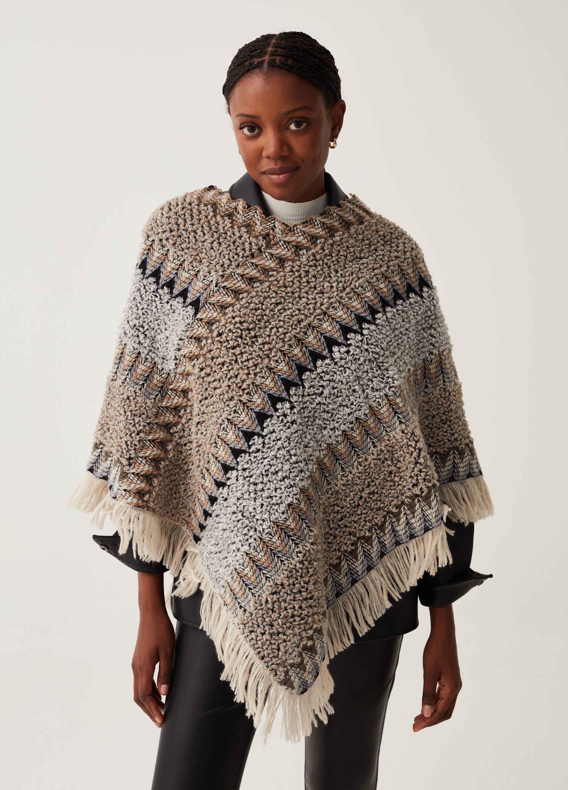 Poncho effetto boucle con motivo etnico_0