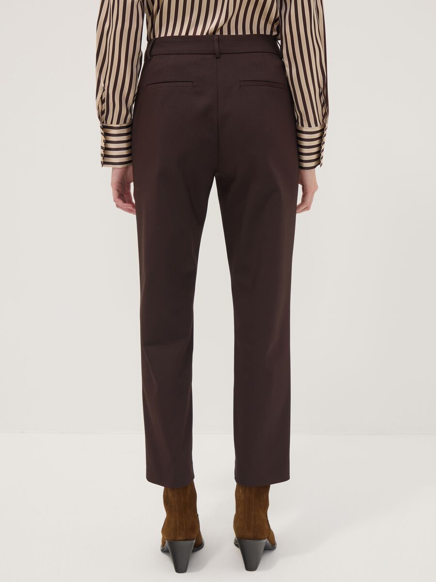 Pantaloni marroni slim in cotone elasticizzato_2