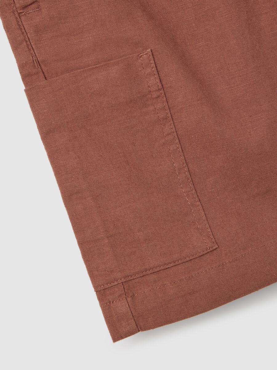 Children's regular fit brown linen blend shorts with cargo pockets_2