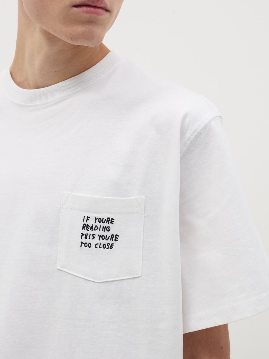 T-shirt con tasca a ricamo_3