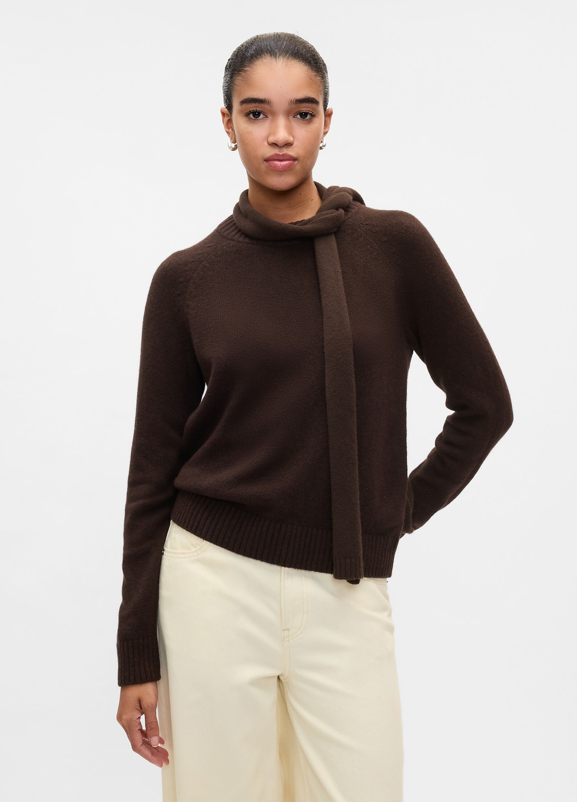 Pullover with round neck and raglan sleeves