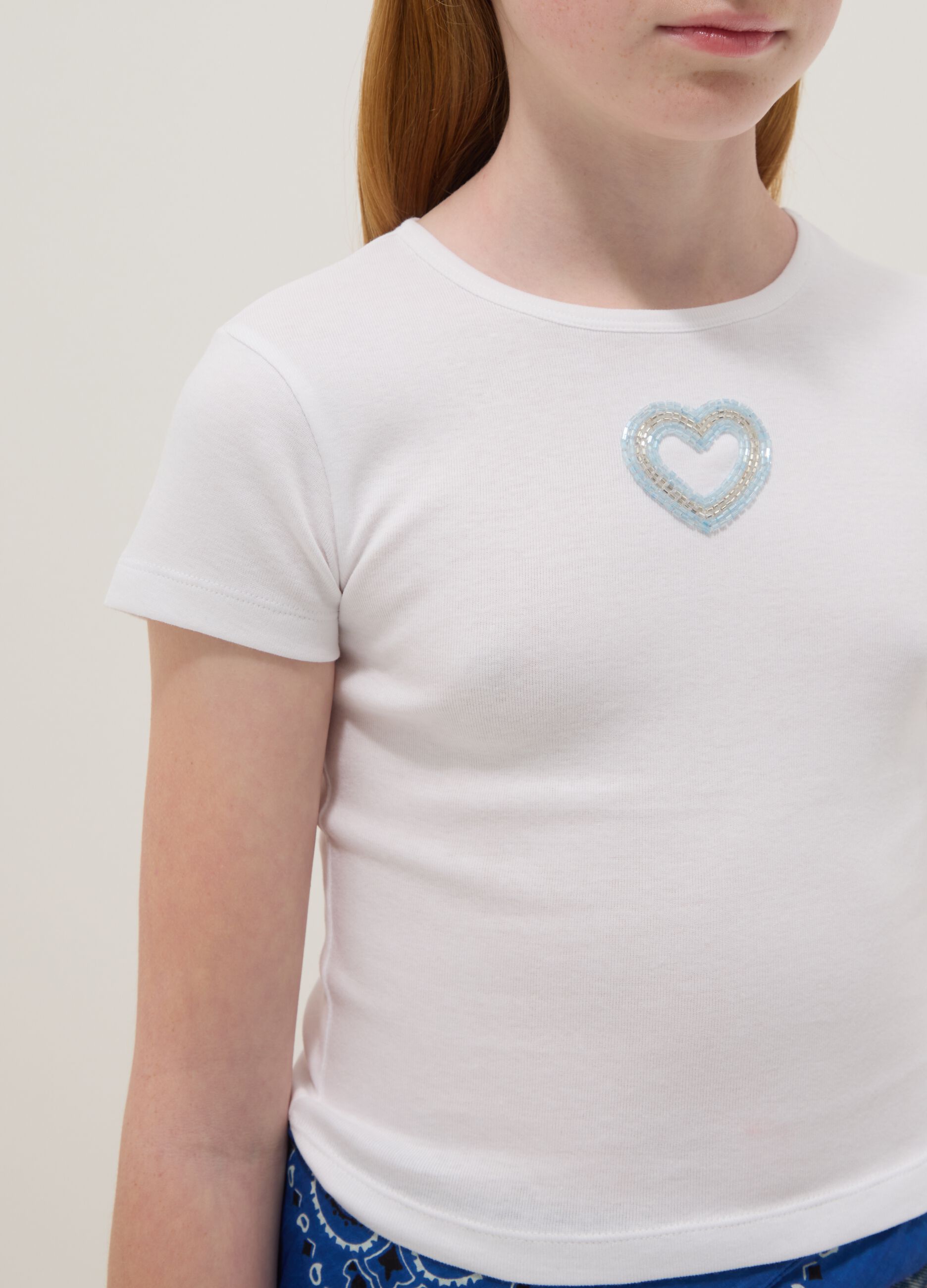 White short-sleeve pure cotton T-shirt with decorative heart