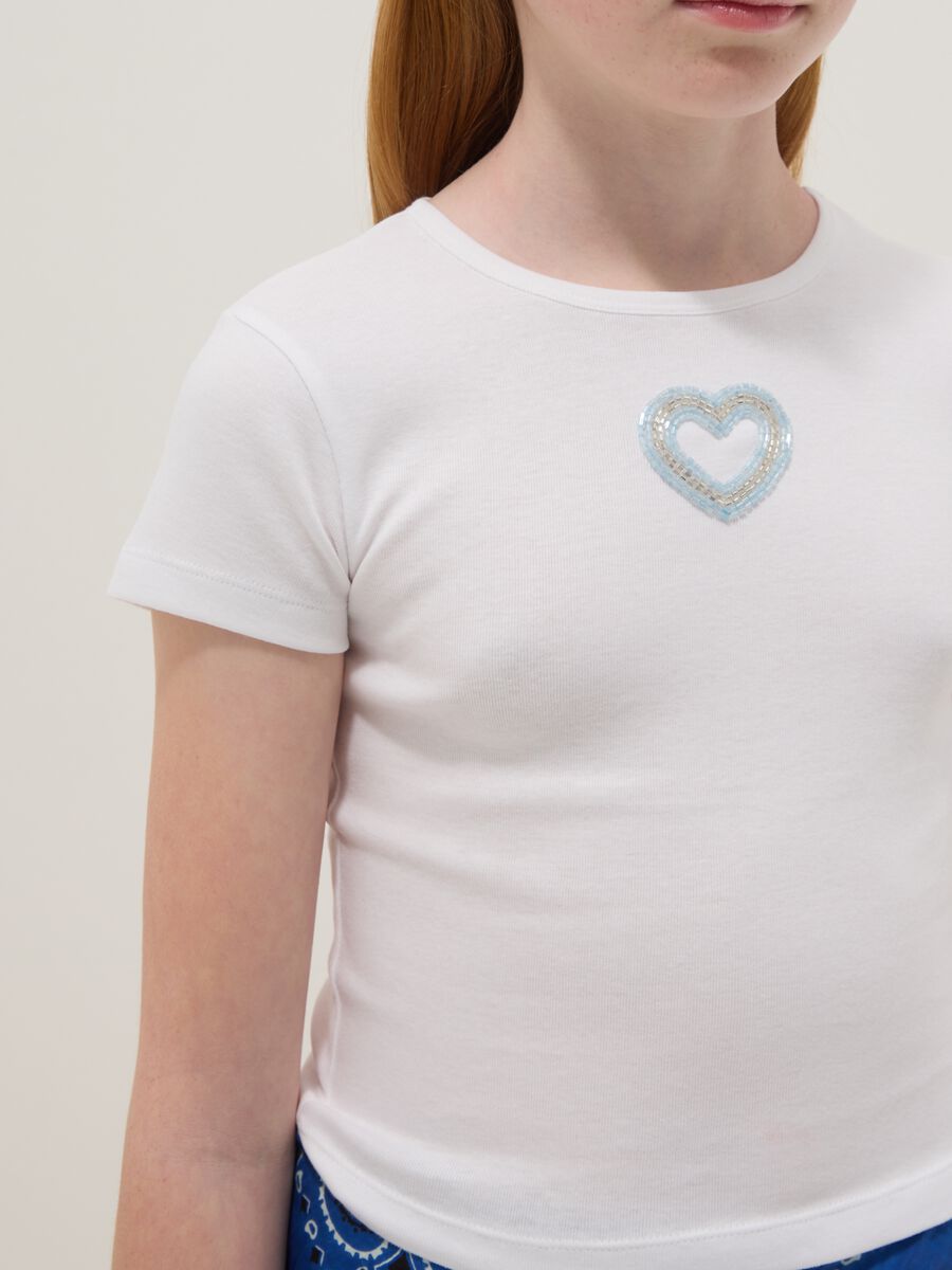 T-shirt fitted bianca in puro cotone da ragazza con cuore di perline_2