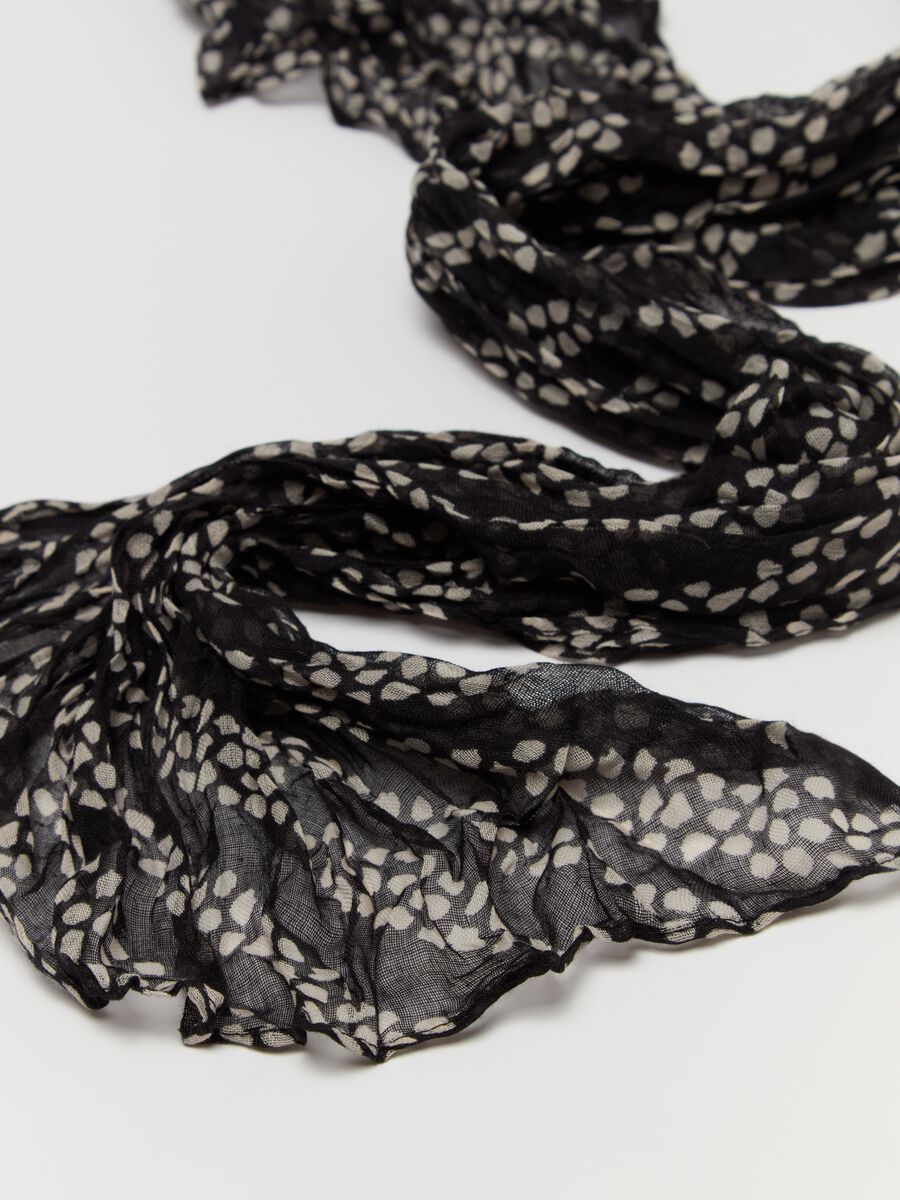 Crinkle-effect pashmina with all-over print_2