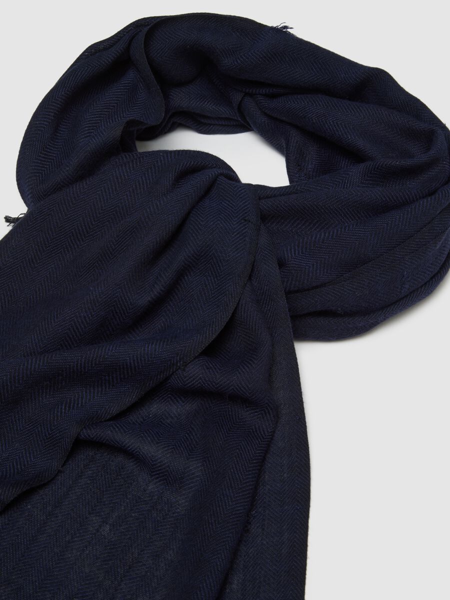 Sciarpa in pura viscosa blu con frange_1