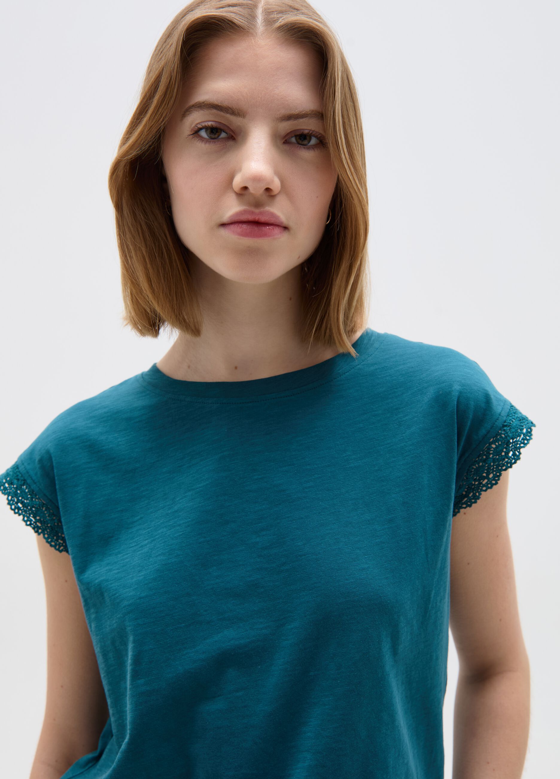 T-shirt with kimono sleeves and crochet insert