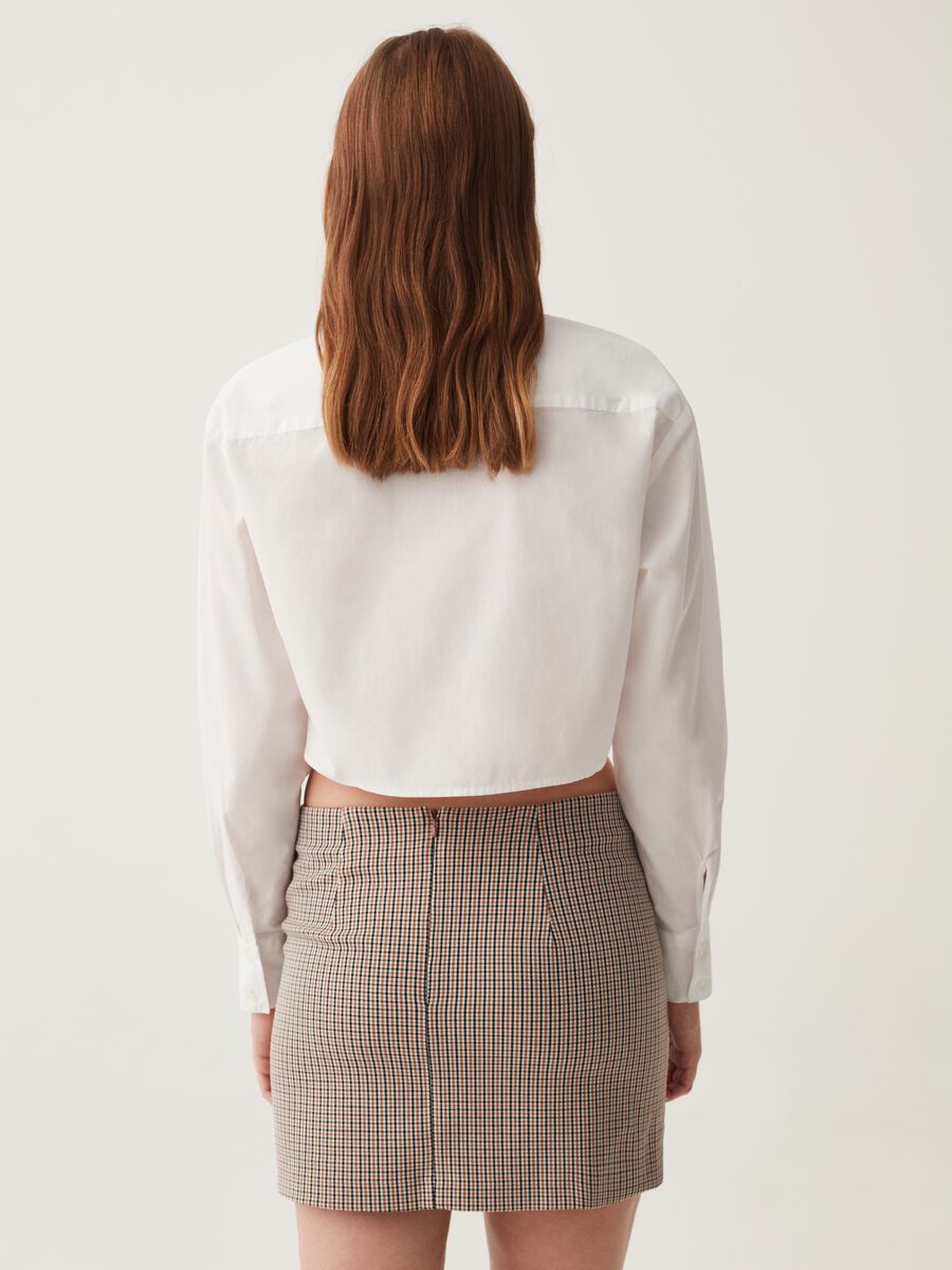 Camicia cropped con tasche_2