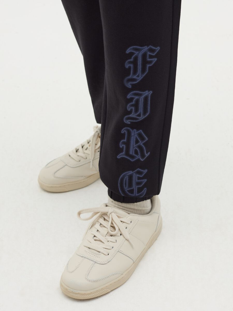 Joggers con coulisse e stampa "Fire"_3