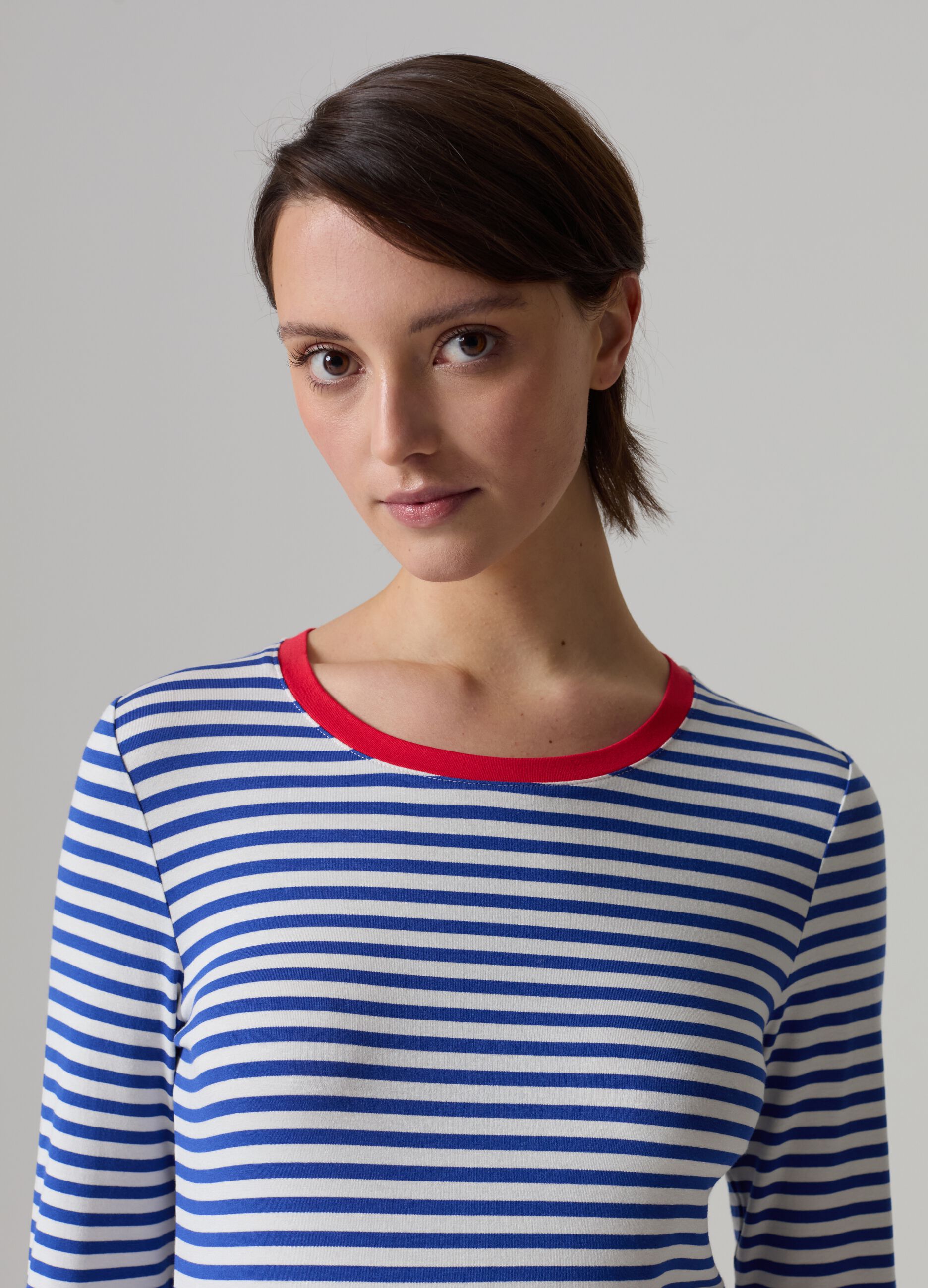 T-shirt a righe con profilo a contrasto