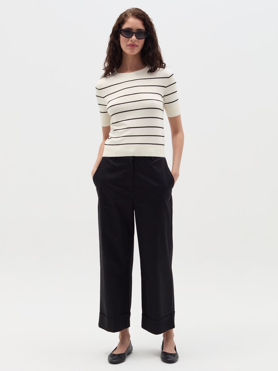 Short-sleeved top with striped design_1