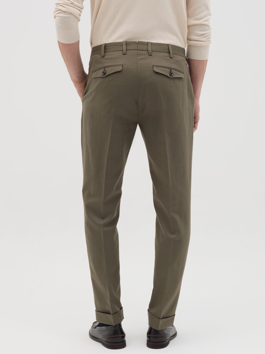 Men’s regular-fit green chinos in cotton and linen blend_3