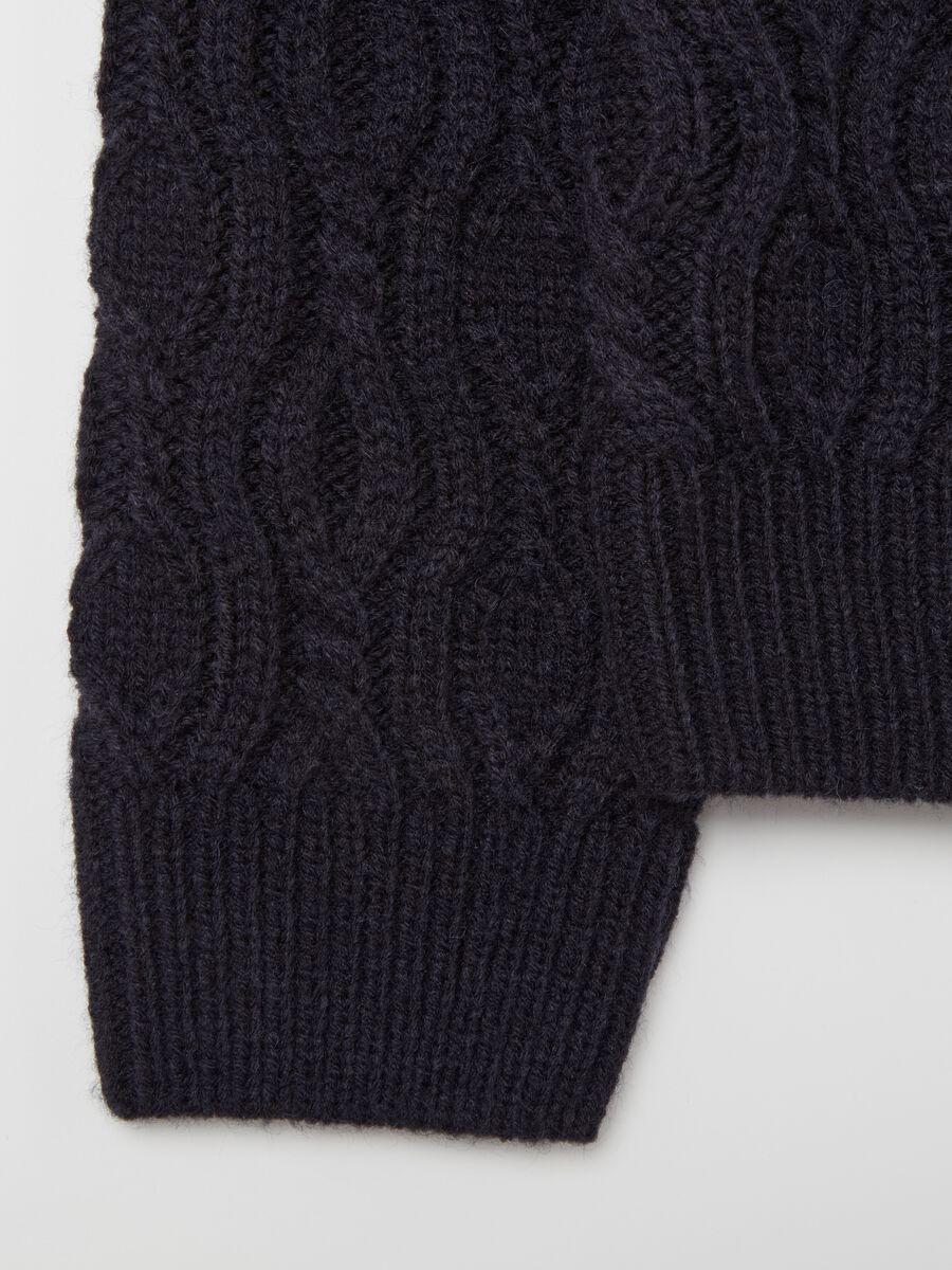 Pullover collo alto lavorazione ondulata_5