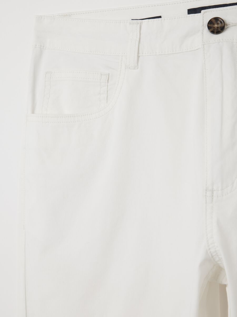 White chino trousers in stretch cotton with five pockets_5