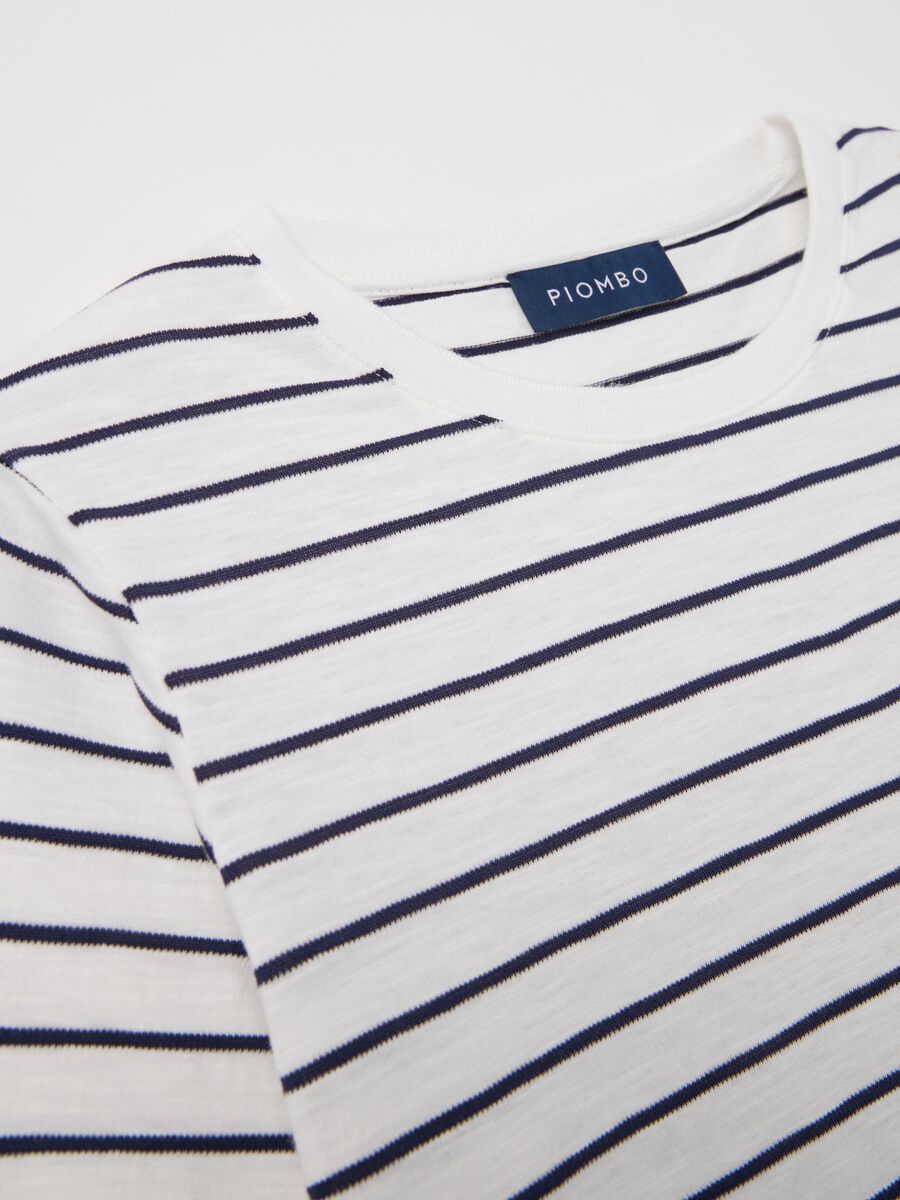 T-shirt with round neck and striped pattern_5