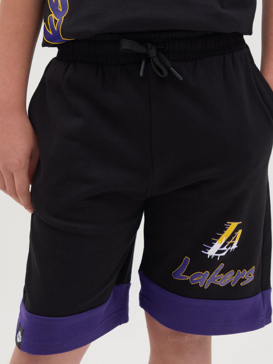 Bermuda da ragazzo in puro cotone multicolor regular fit con dettagli viola e logo Lakers_1