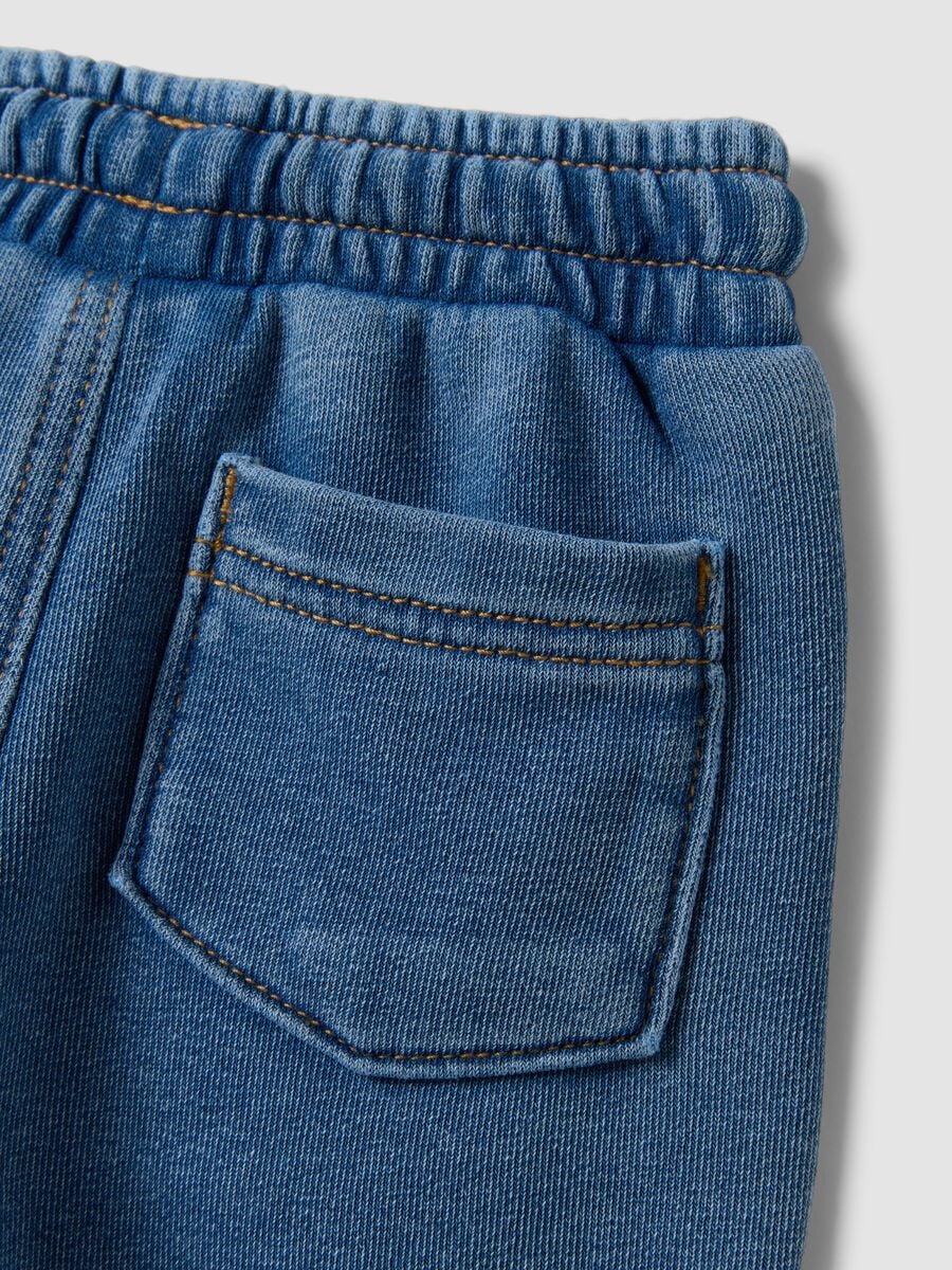 Pantaloni denim blu in misto cotone con vita elasticizzata per bimbo_3