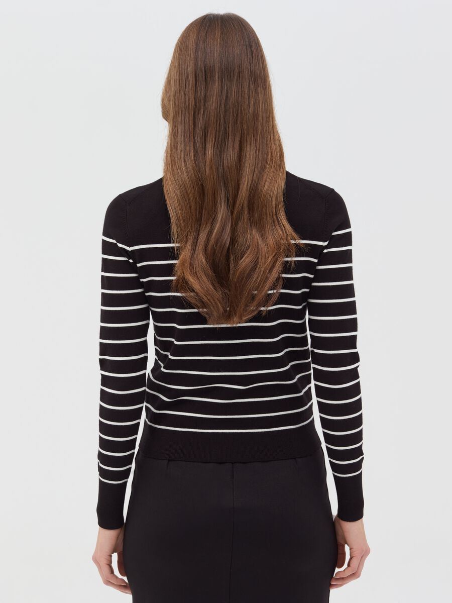 Long-sleeved top with striped pattern_3