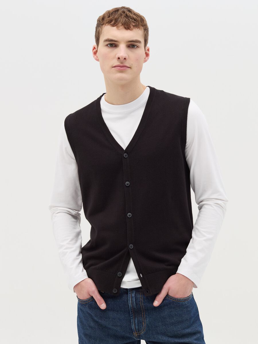Gilet with V neck and buttons_0