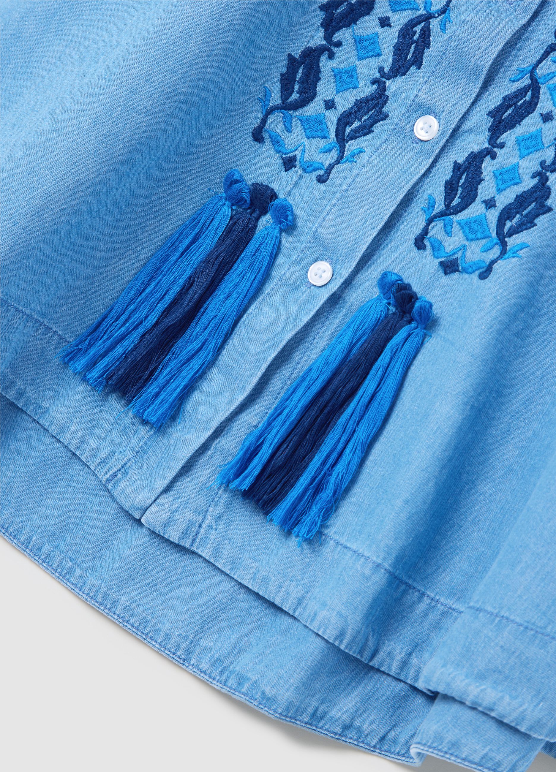 Women's oversized denim shirt in 100% cotton with regular fit and embroidery