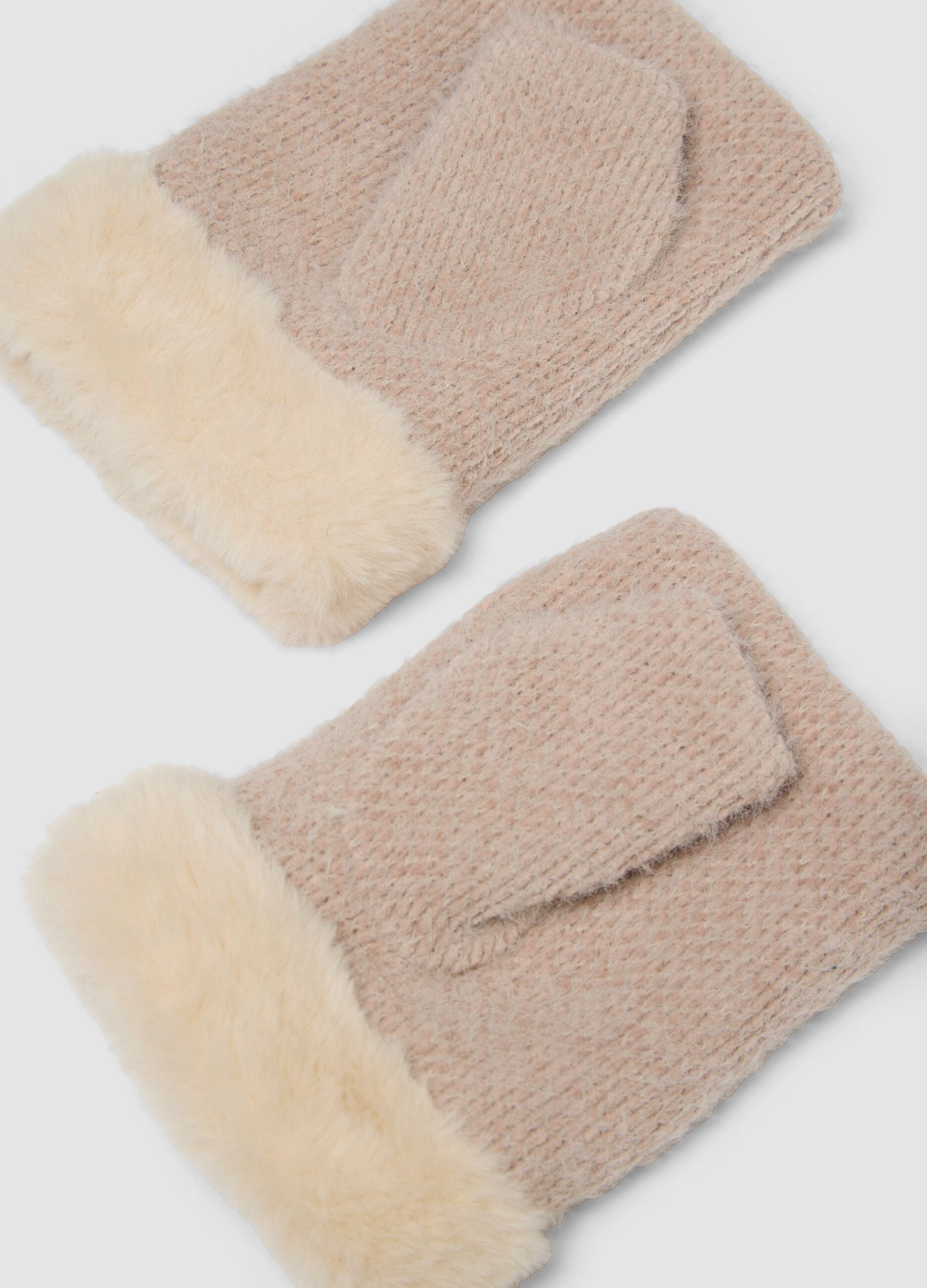 Beige knitted gloves with teddy-effect cuff and embroidery