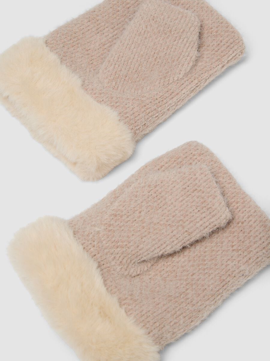 Guanti beige in maglia con risvolto effetto teddy e ricamo_1