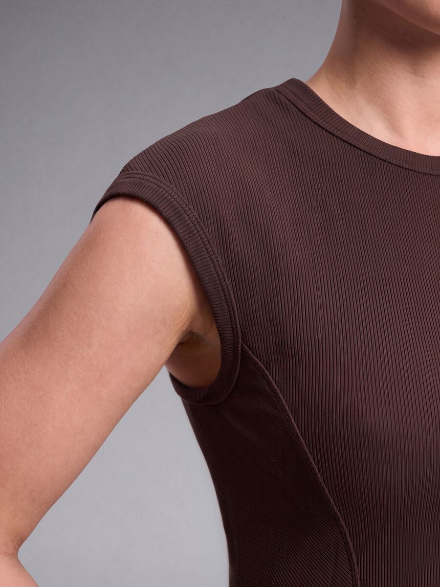 Top marrone in modal elasticizzato a coste con girocollo_3