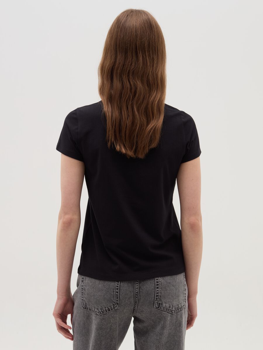 T-shirt tinta unita con scollo a V_2