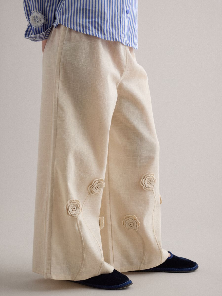 Girl's wide leg beige cotton trousers with floral embroidery_1