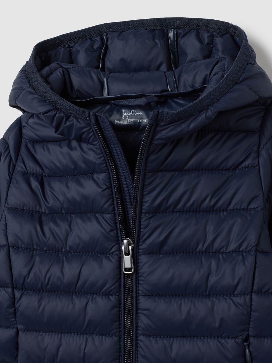 Giubbotto imbottito blu da bambino con cappuccio_2