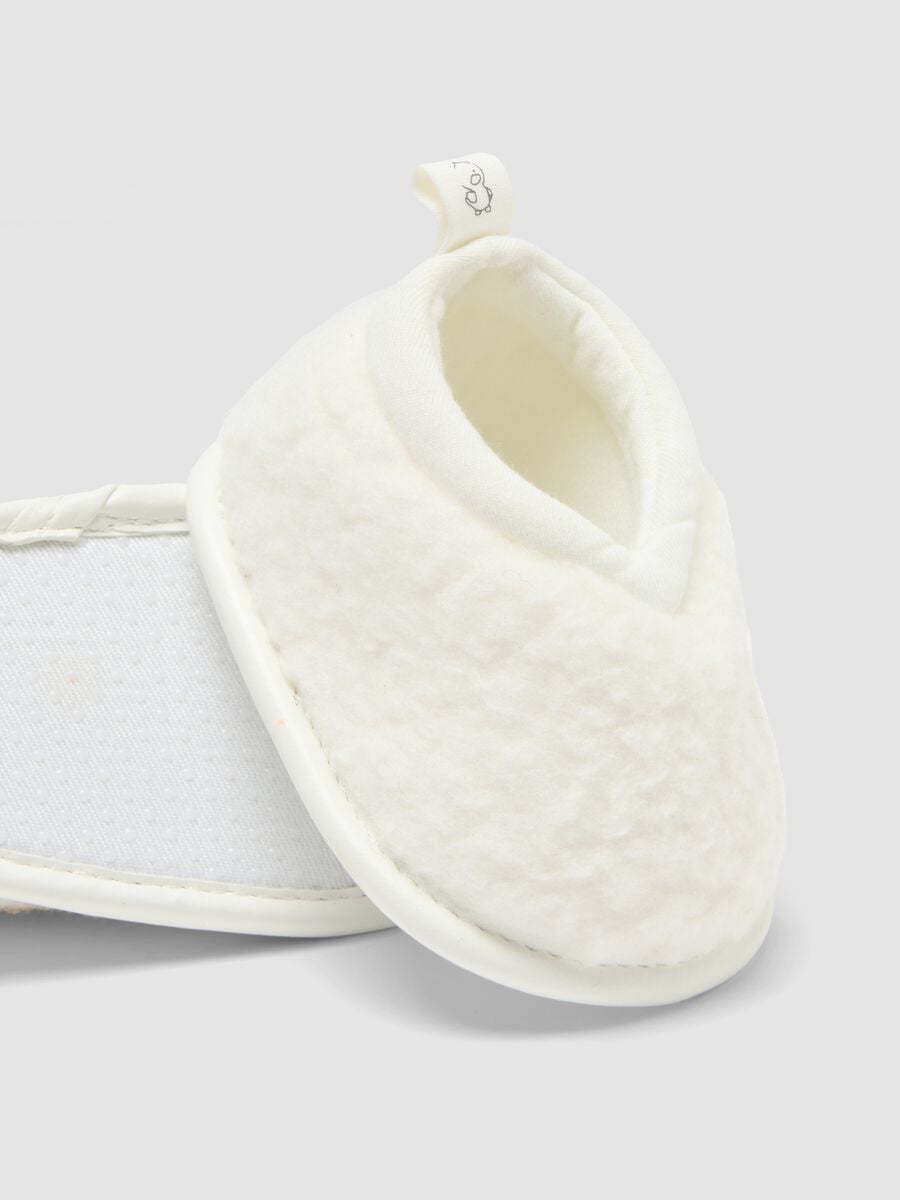 Soft, padded white baby booties_1