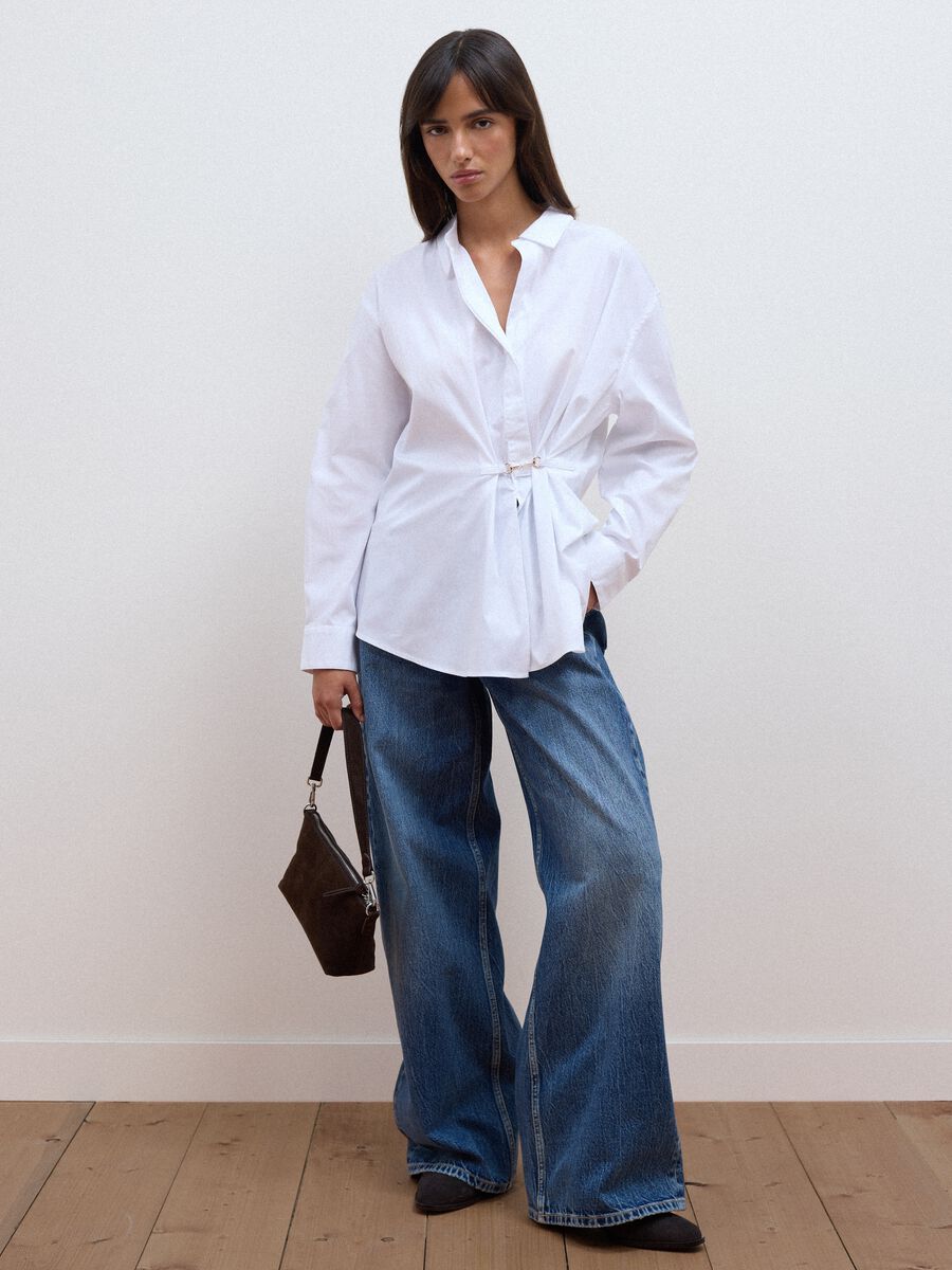Camicia bianca in popeline di cotone elasticizzato con gancetto in vita_2