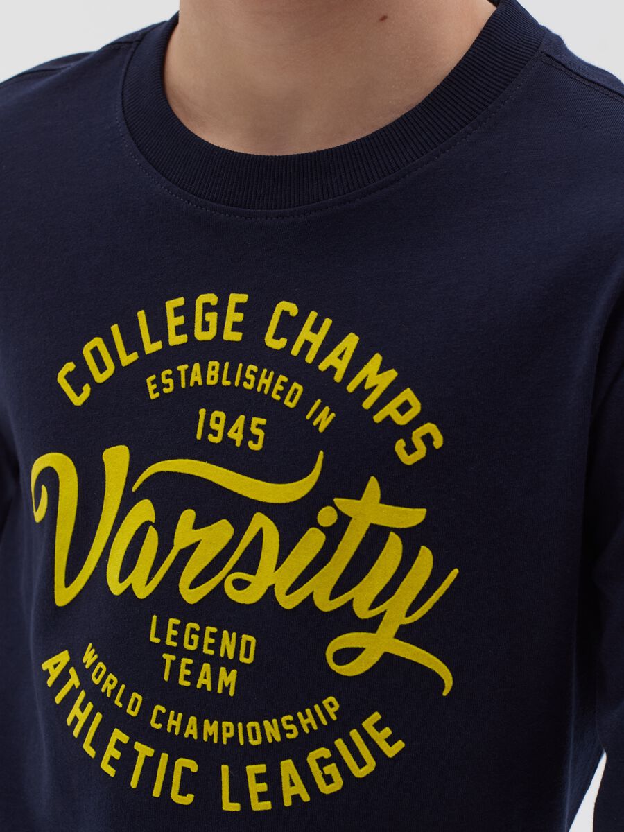 Long-sleeved T-shirt with "Varsity College" print_1