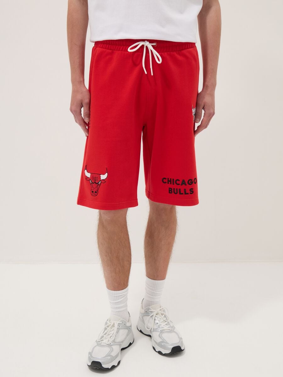 Shorts sportivi rossi in misto cotone  con logo Chicago Bulls_1
