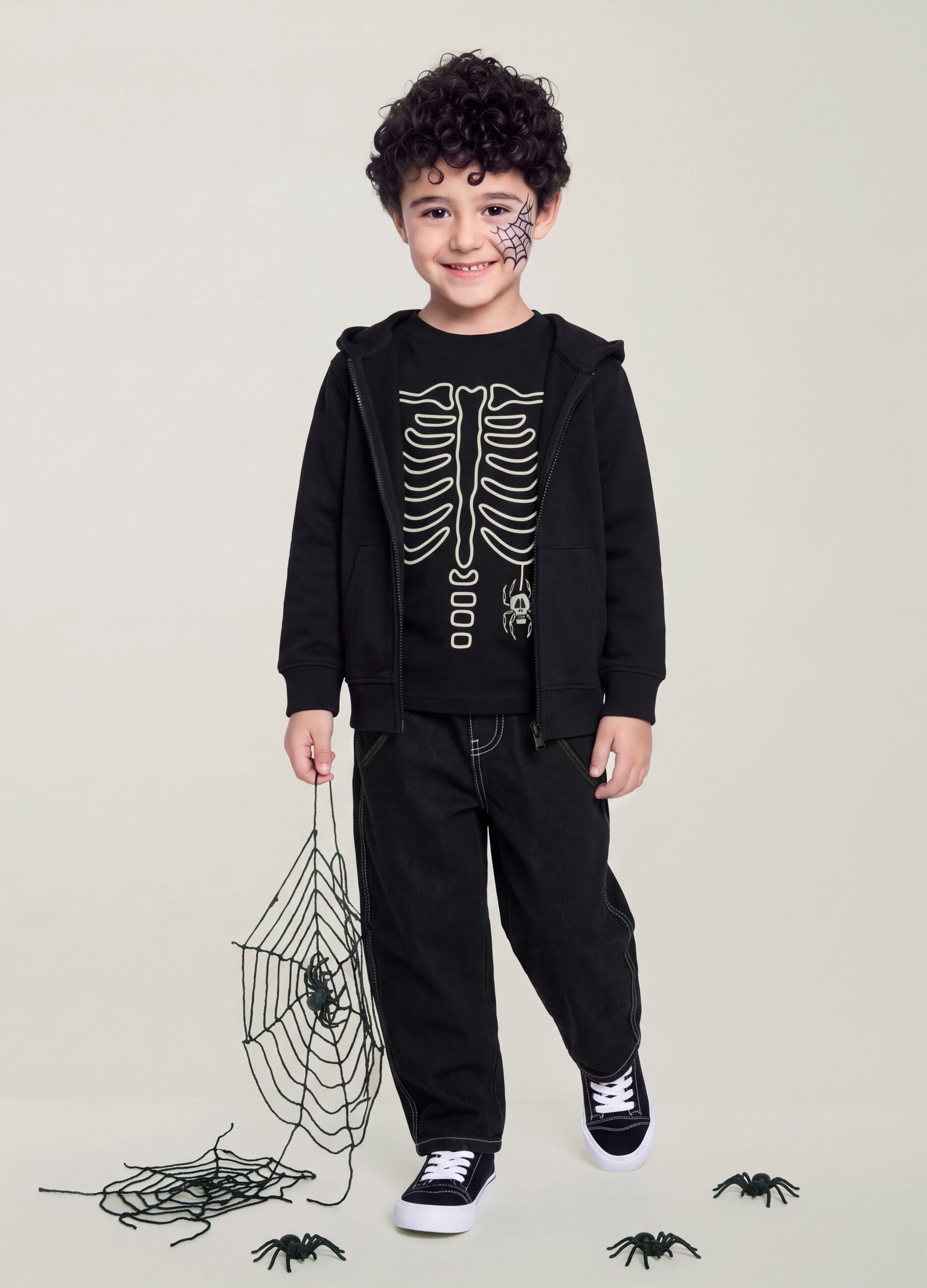 Felpa nera con cappuccio in puro cotone organico per bambino regular fit