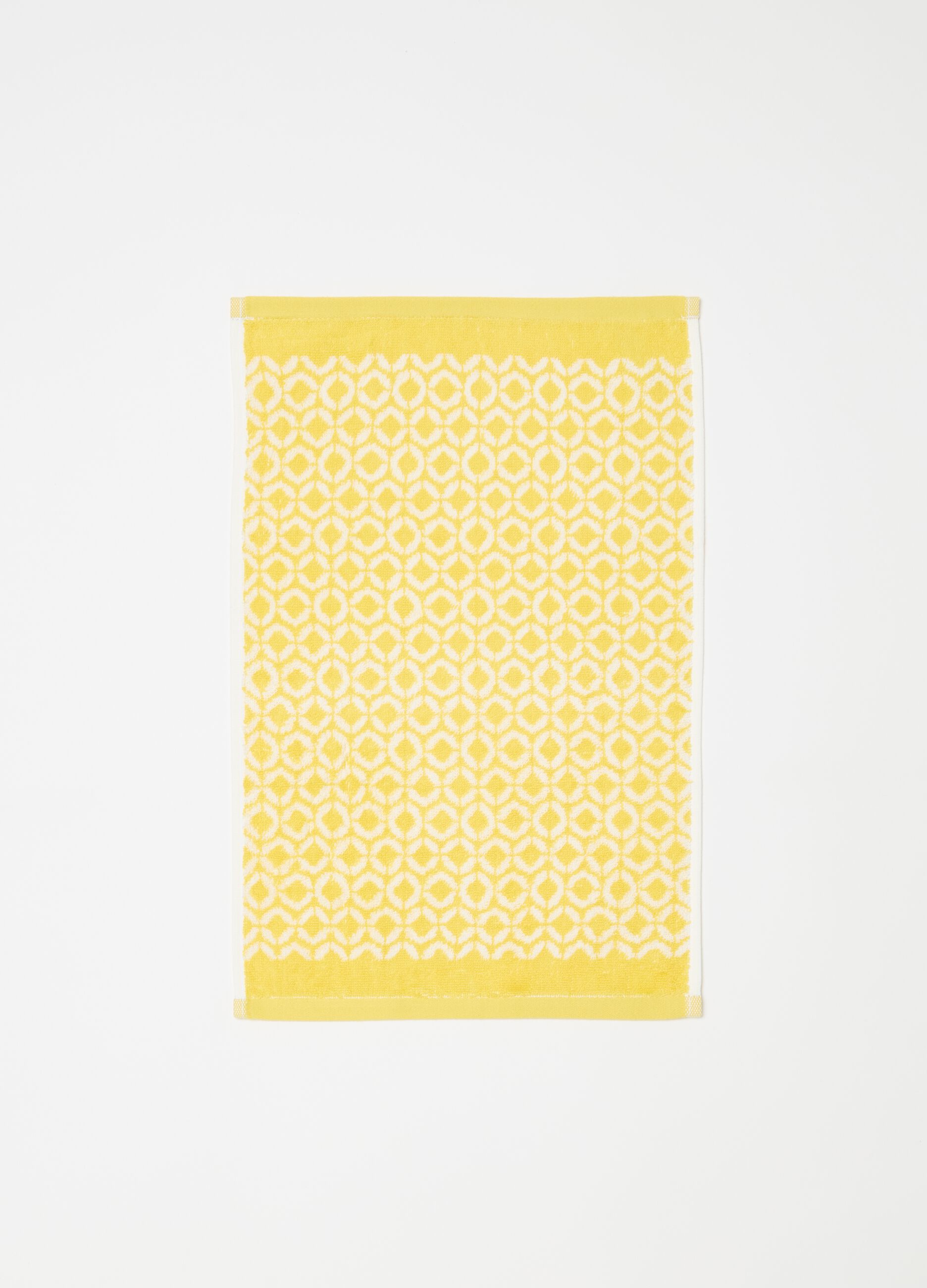Guest towel with dots pattern