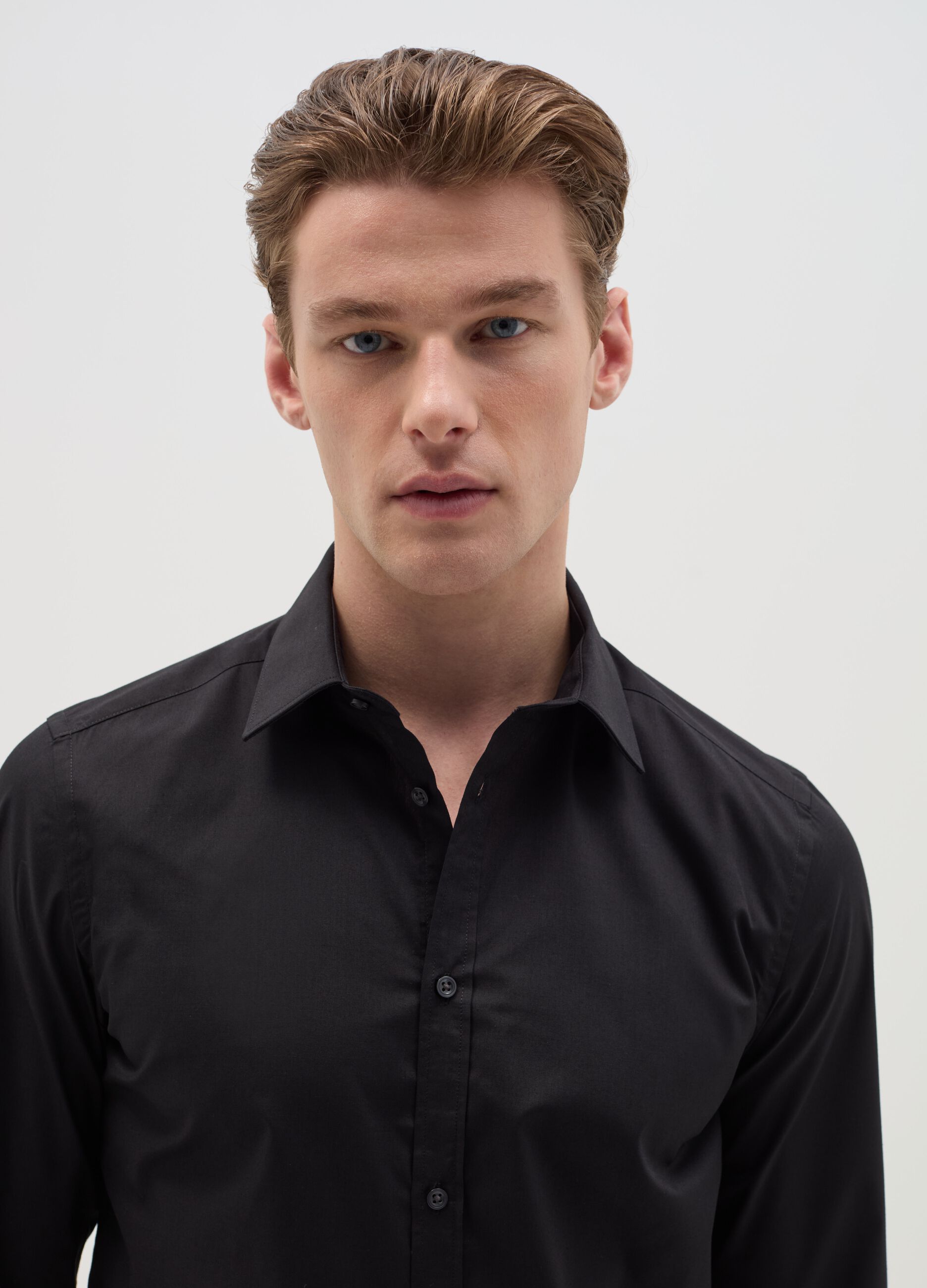 Slim-fit solid colour easy-iron shirt
