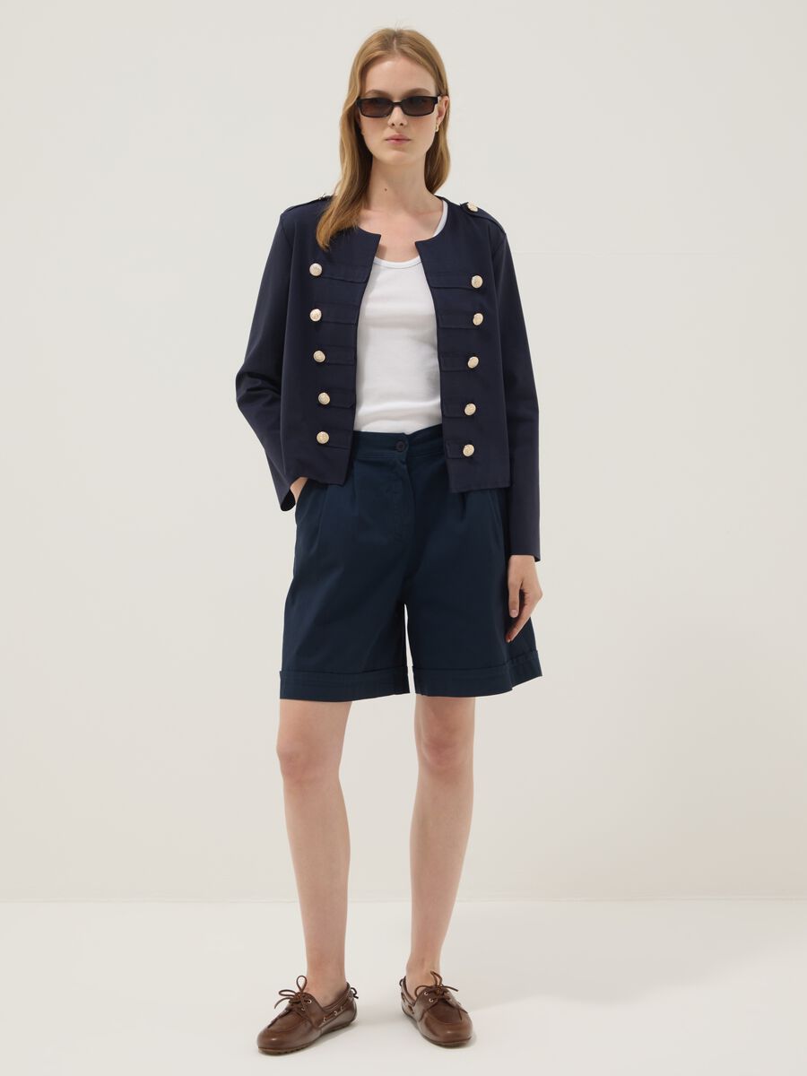 Giacca blu cropped in cotone elasticizzato con bottoni decorativi regular fit_2