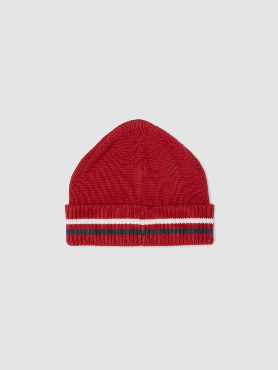 Cappello rosso in puro cotone organico a maglia jersey con orsetto per neonato_1