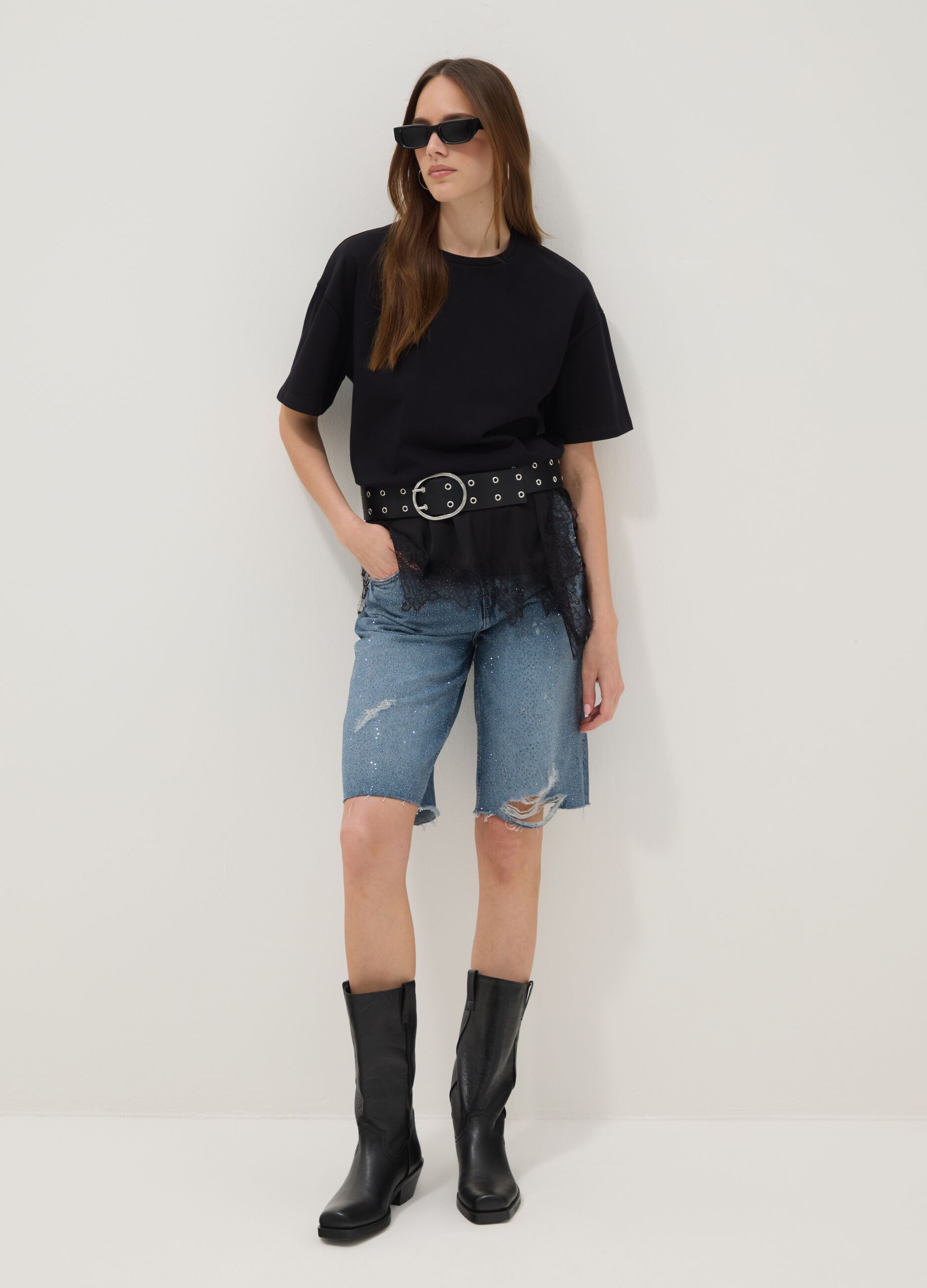 T-shirt nera in puro cotone con inserto in pizzo relaxed fit