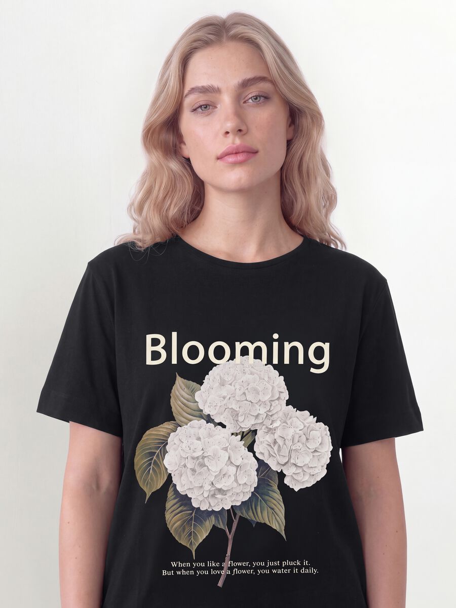 T-shirt nera in puro cotone con stampa floreale regular fit_0