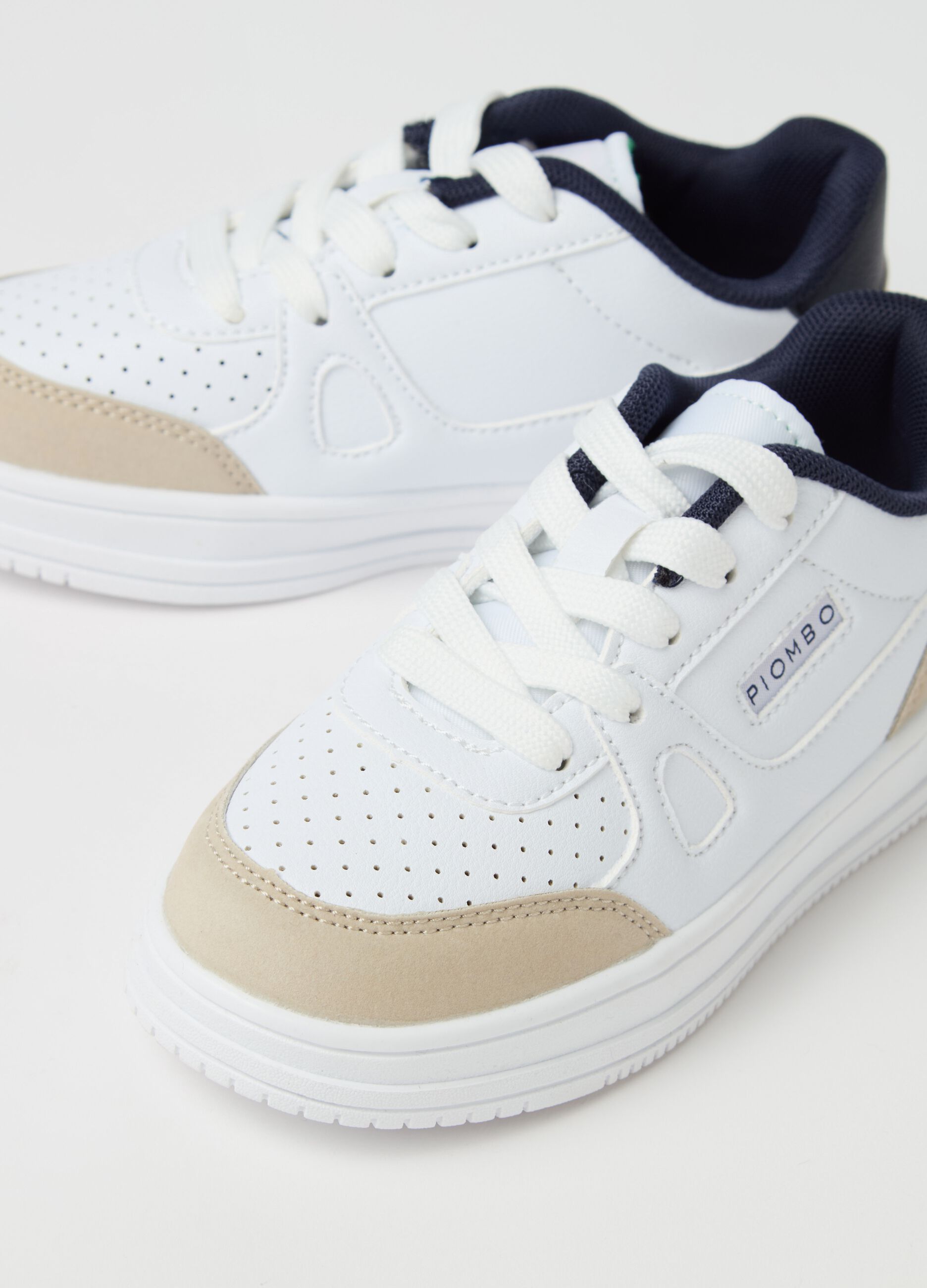 Sneakers with contrasting bands