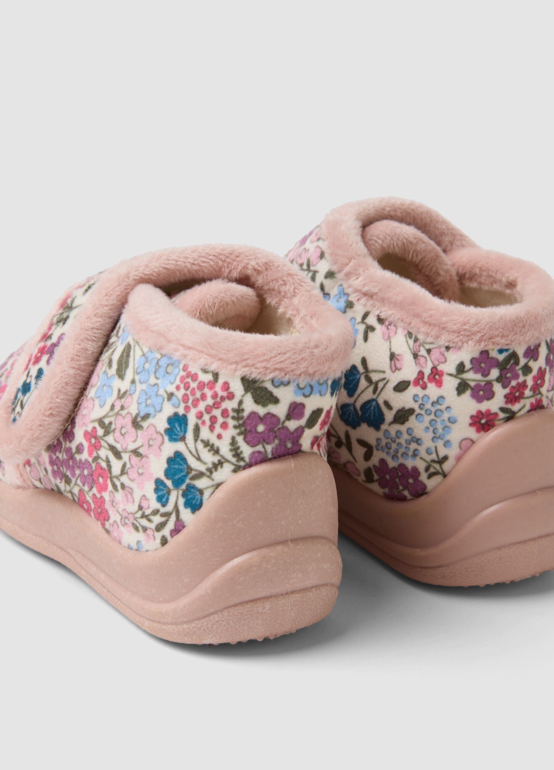 Pantofole rosa a stivaletto con fantasia floreale