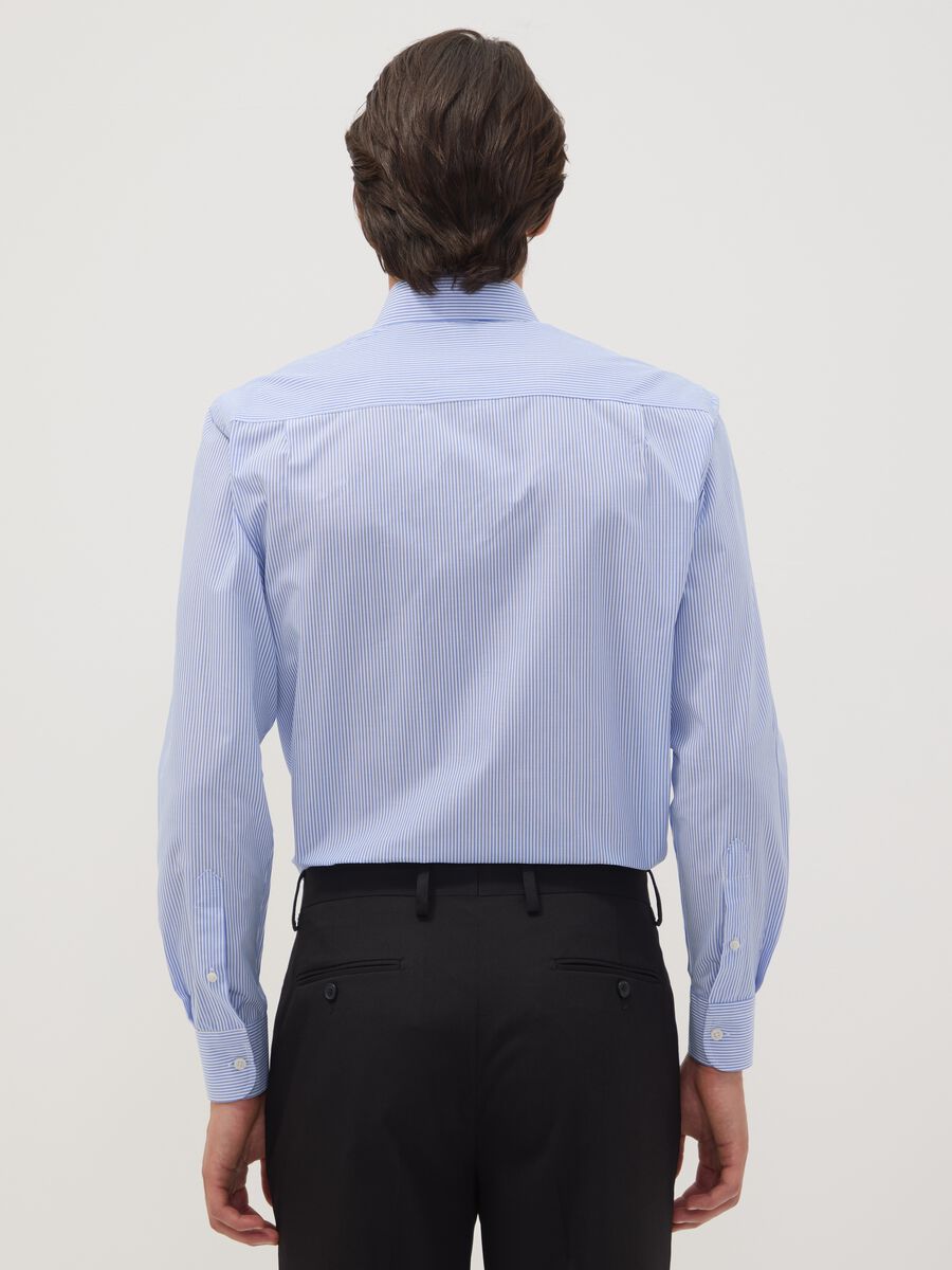 Camicia azzurra a righe in misto cotone con collo button down easy iron regular fit_3