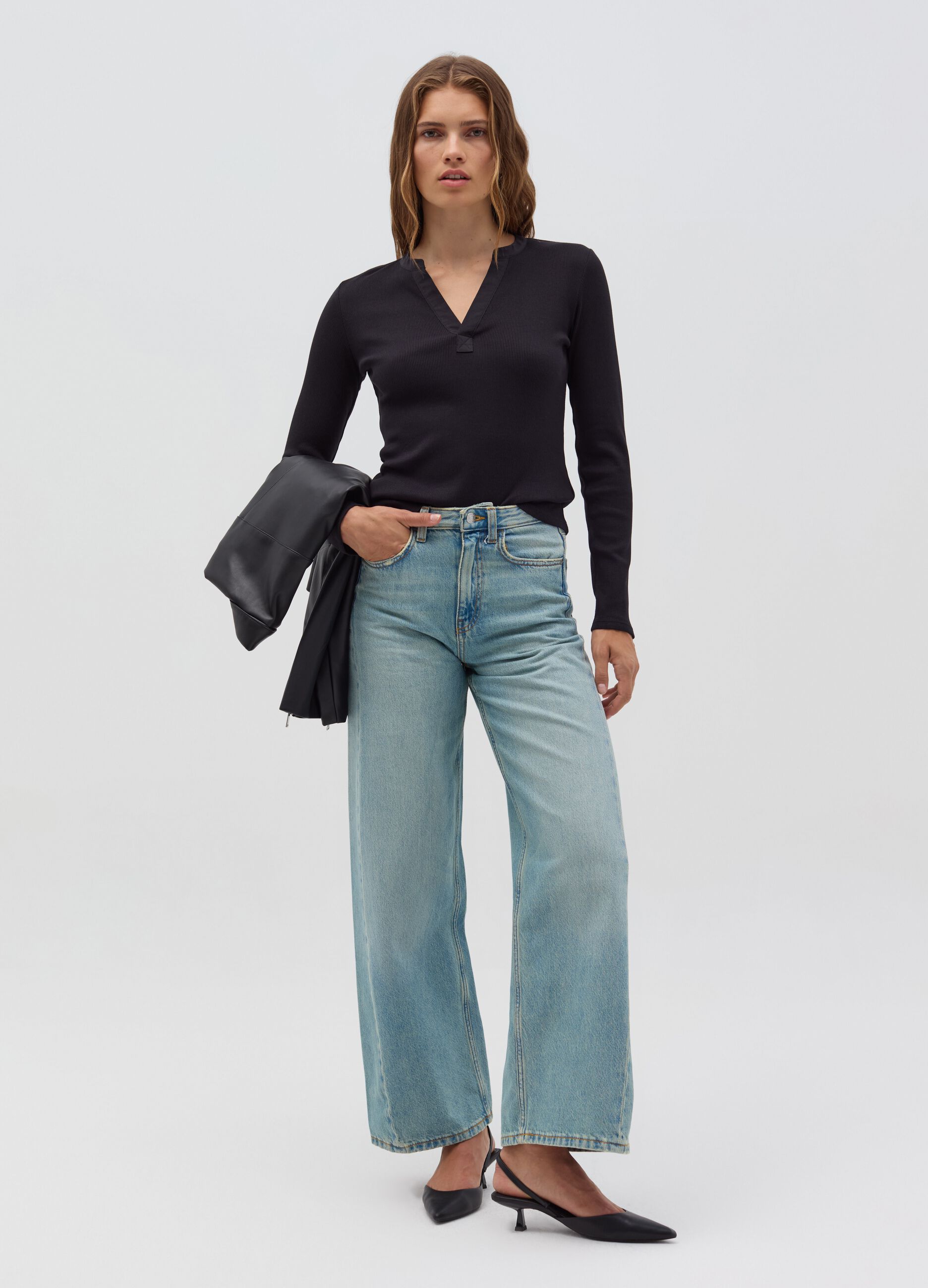 Thin ribbed T-shirt with V neck