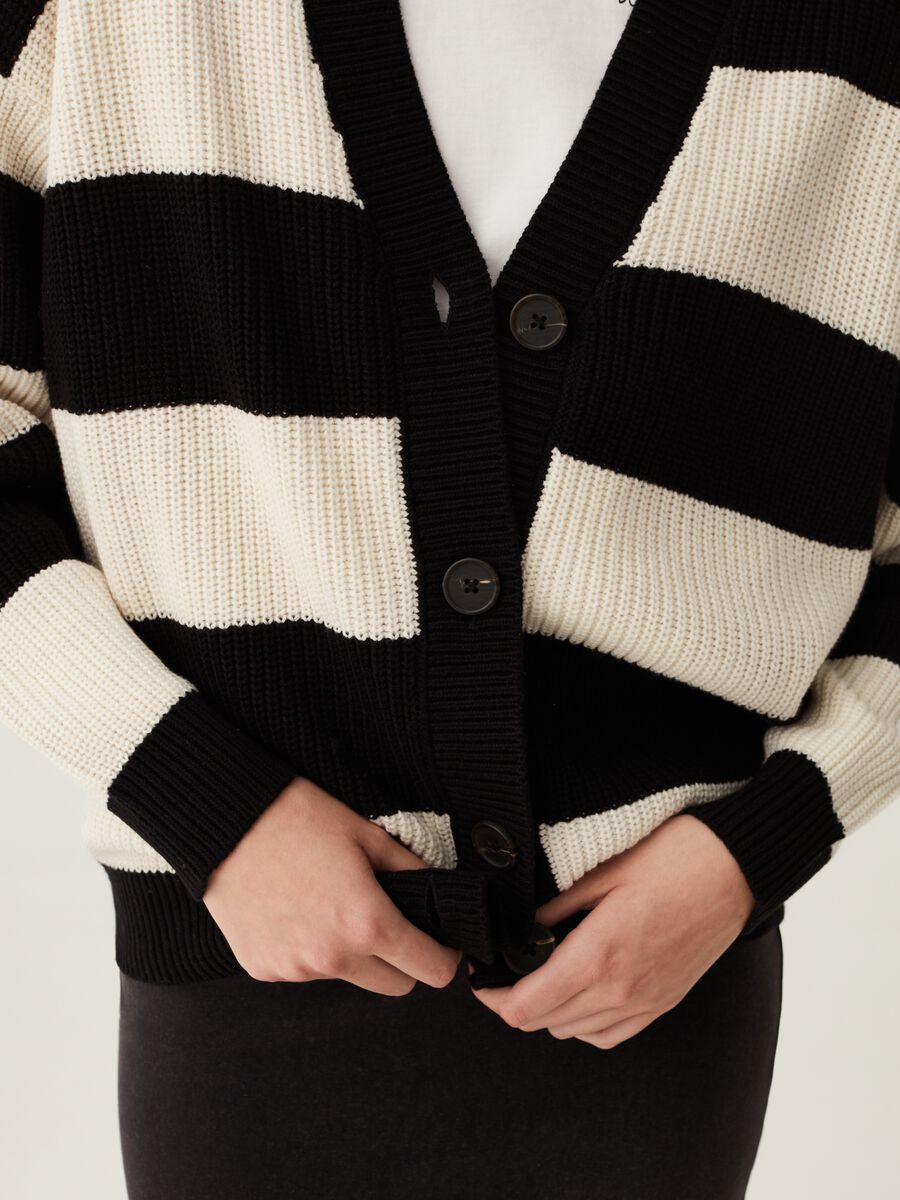 Cardigan a righe con scollo a V_3