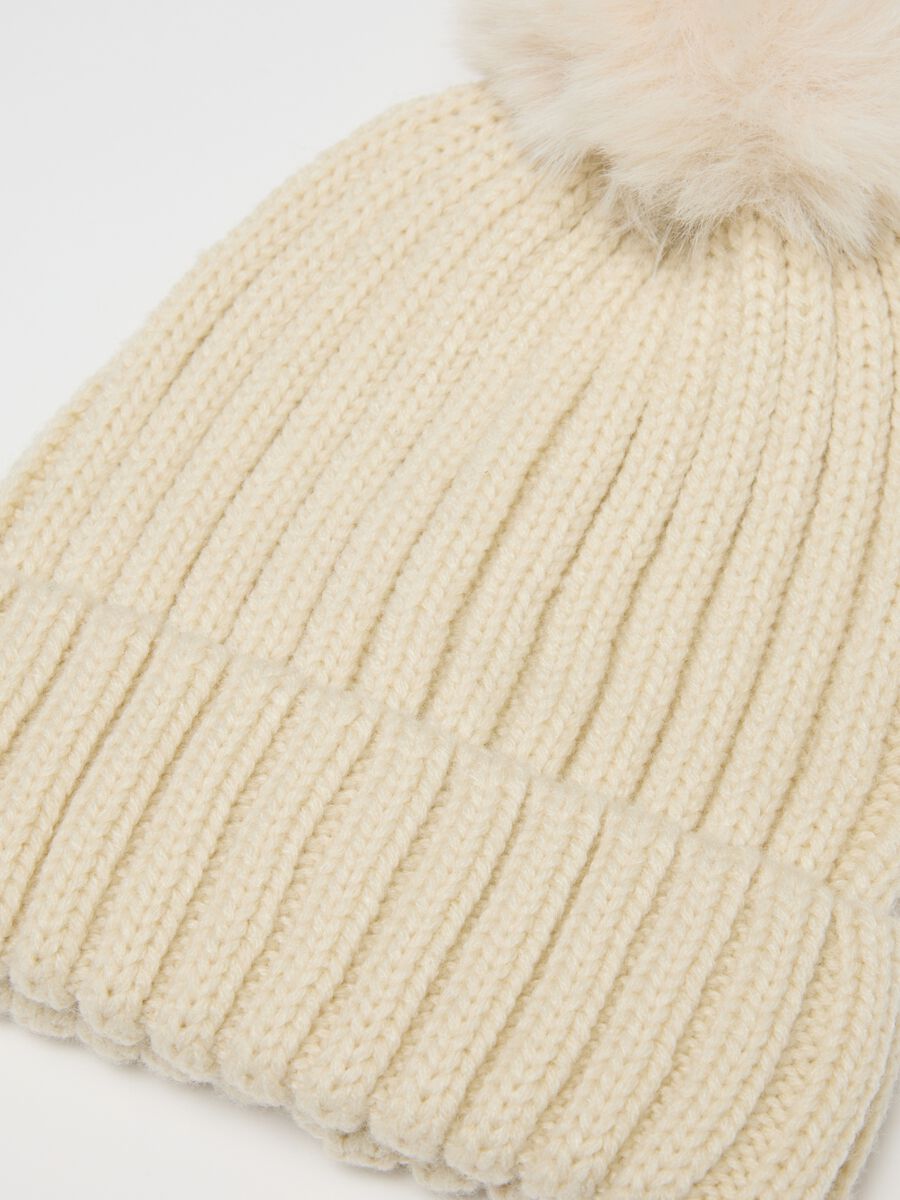 Cappello da bambina beige con pon pon_1