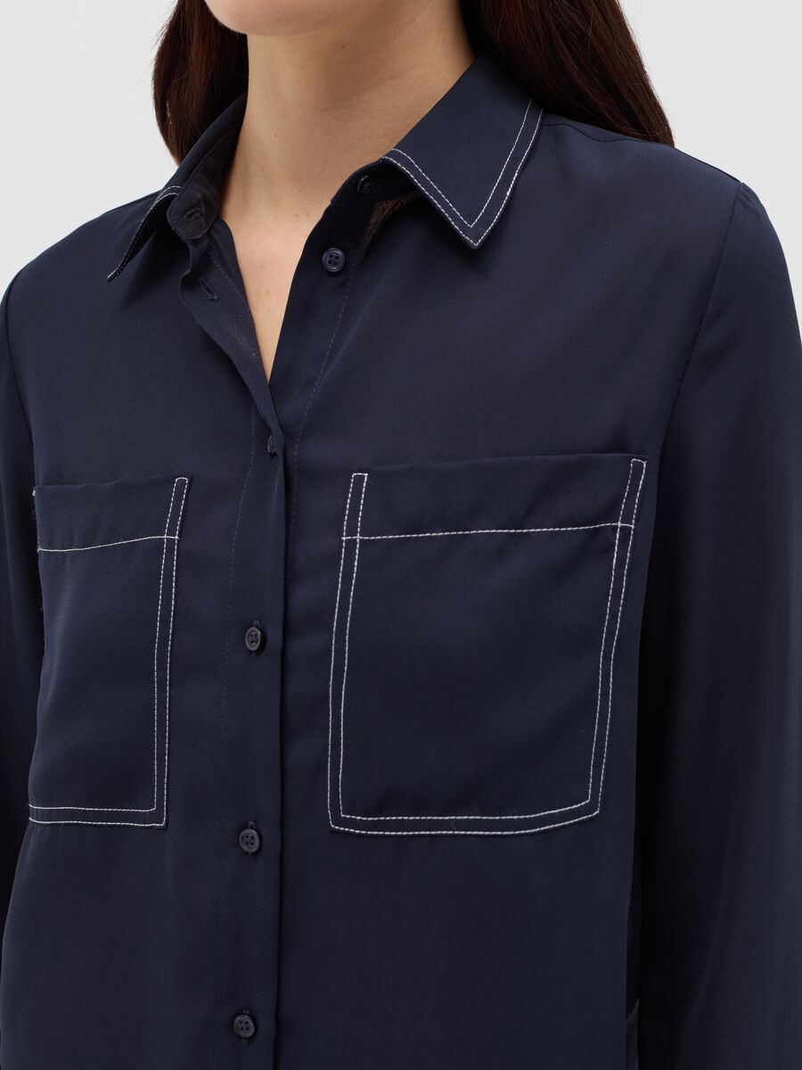 Camicia con cuciture a contrasto_2