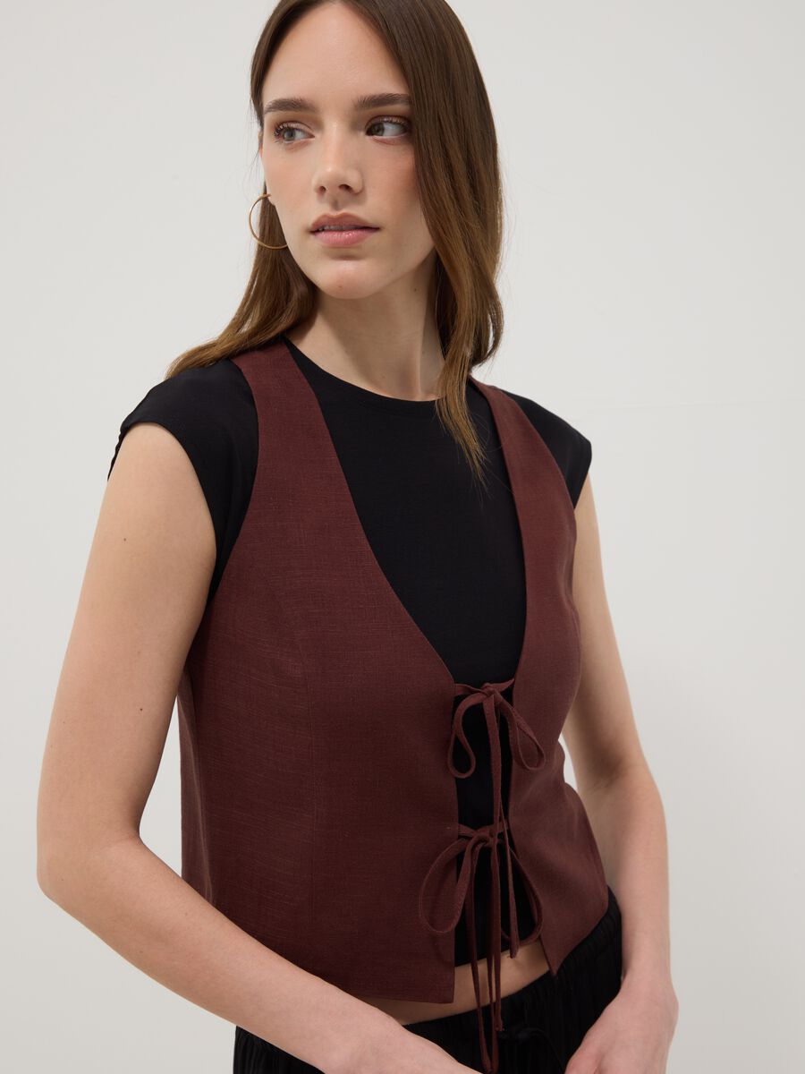 Gilet marrone in misto viscosa e lino regular fit_0