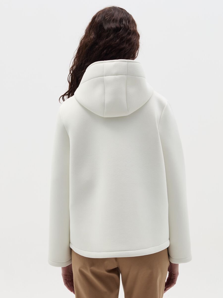 Short jacket with hood and buttons_3